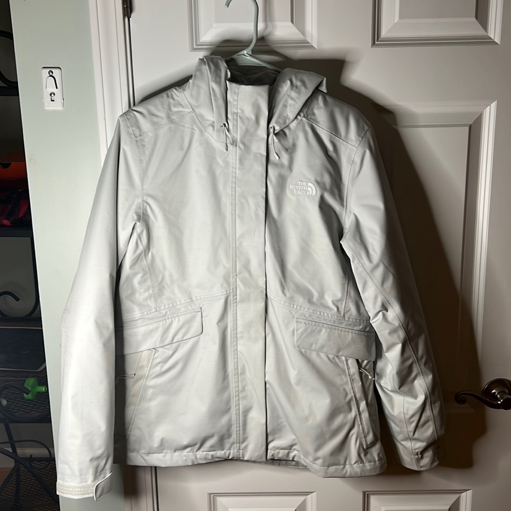 Double layered North Face jacket, inside can come out, great for the winter